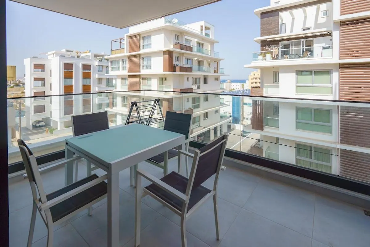 Hubstay - Suite 49 In Mackenzy Larnaca Apartment